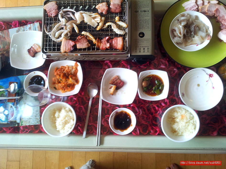 집에서 캠핑버전 바베큐...훈제 삼겹살과 오징어 석쇠구이.. - 10만개의 레시피, 메뉴판키친 요리판