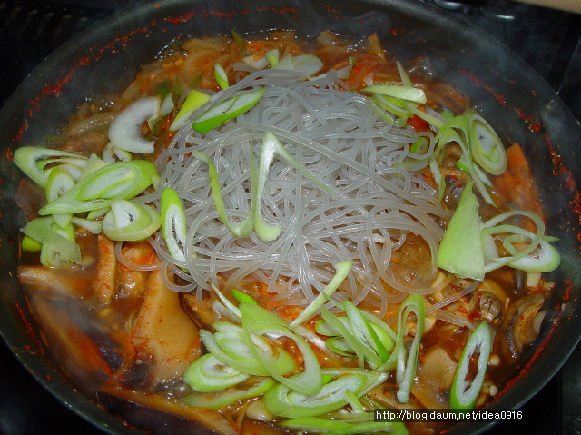 진한 소고기육수로 맛을낸 버섯전골