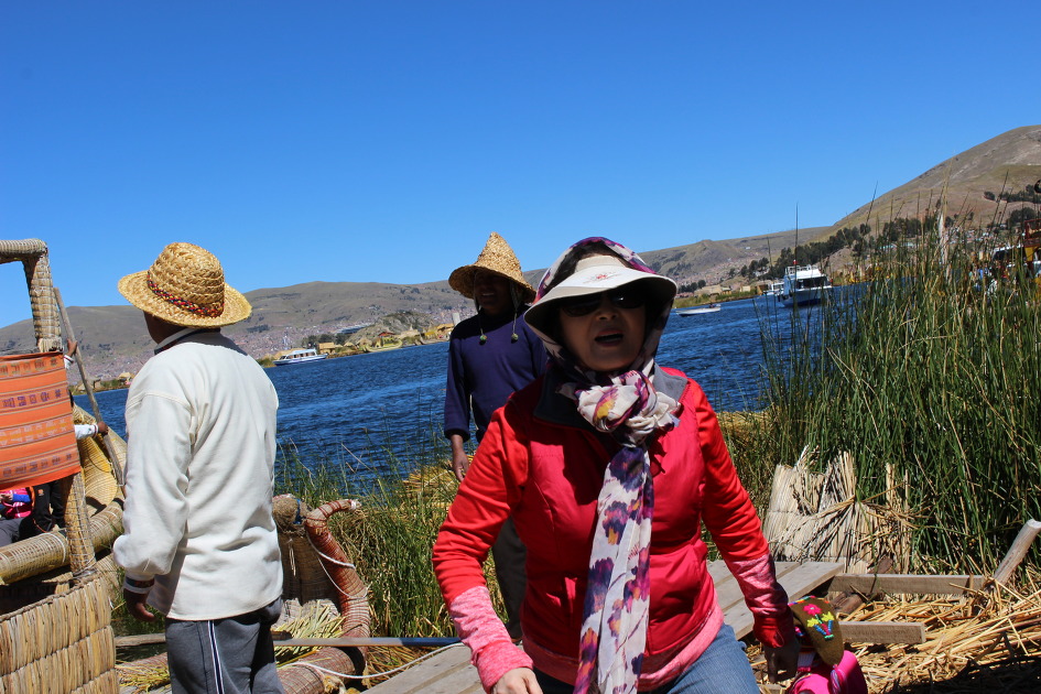 티티카카 호수에 떠있는 가장 번화한 명동같은 우로스섬을 토토로 갈대배로 관광하다.(티티카카호수/페루)