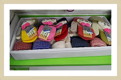 <색연필 칼럼 : 색연필 신길점에는 이쁜 모자와 목도리가 있네요>