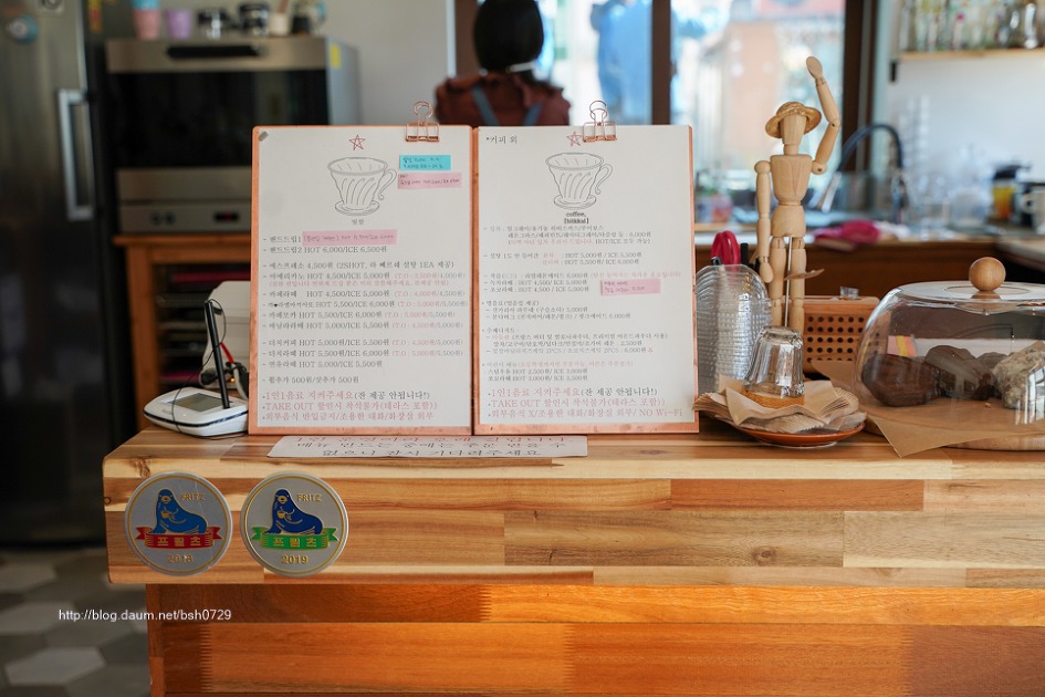 부산 대신동 카페 빛깔 봄처럼 포근한 공간