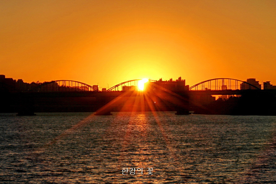 추석날 한강변의 해넘이