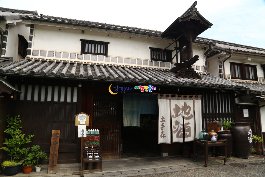 하얀창고와 버드나무가 우거진 수로 일본 혼슈 오카야마 여행 구라시키미관지구