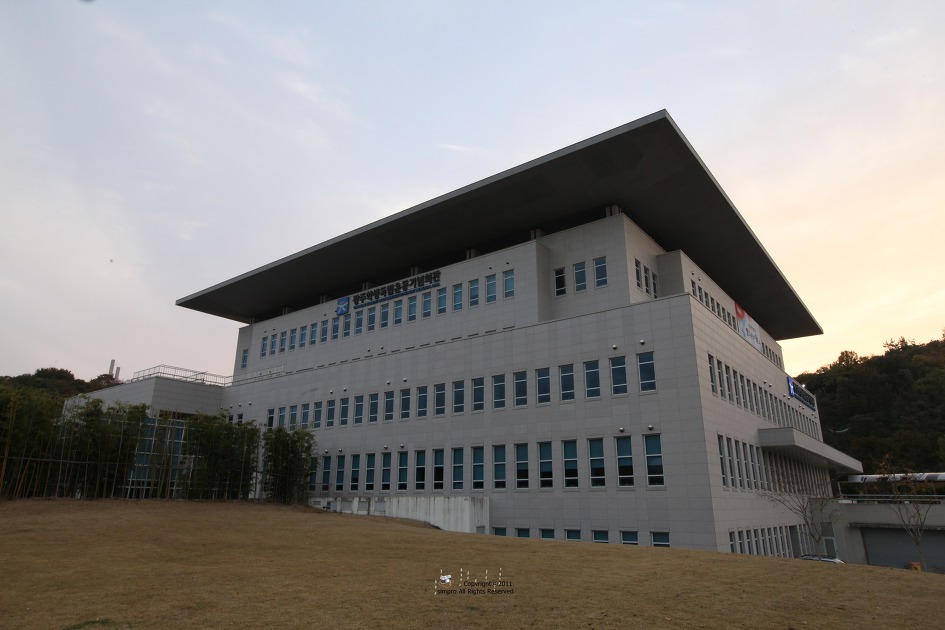 11월 3일 학생독립운동기념일을 맞아 참배한 광주서구 학생독립운동기념탑