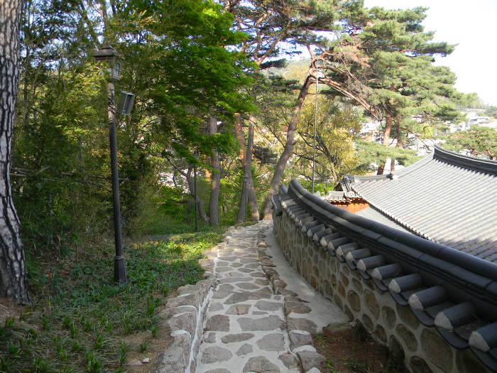 이쁘게 꾸며진 서울미술관 옥상정원, 석파정 별채 뒤쪽 숲길 (오래된 석조와 석등)